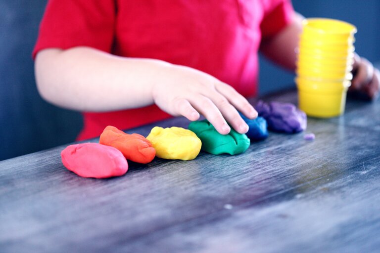 Descubre consejos y estrategias útiles para ayudar a los niños con Asperger a enfrentar los desafíos en su entorno escolar y alcanzar el éxito en la educación.